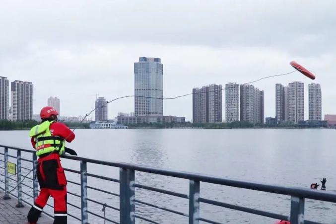 爱游戏登录入口 -马拉松夜战：海滨天虎队强势横扫燕山霹雳队，速度优势明显黑马成最大惊喜(怒火攻心2赛马场摩擦有马赛克吗)