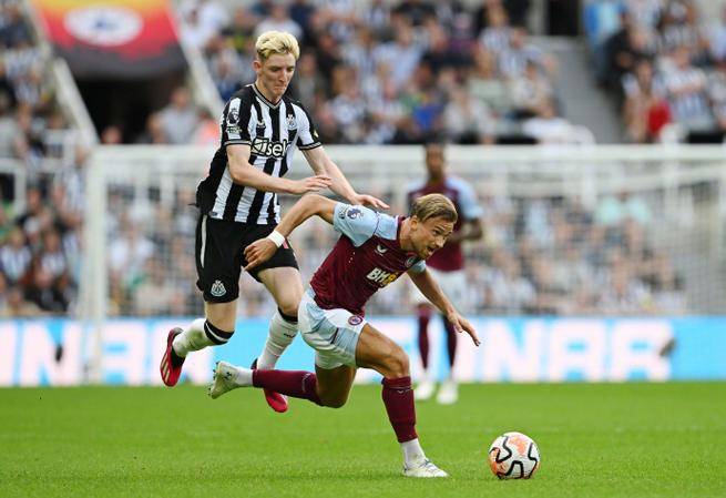 包含赛地聚焦：欧篮联关键战热度飙升，阿斯顿维拉队长鼓劲，管理层满意，更衣室氛围转暖的词条