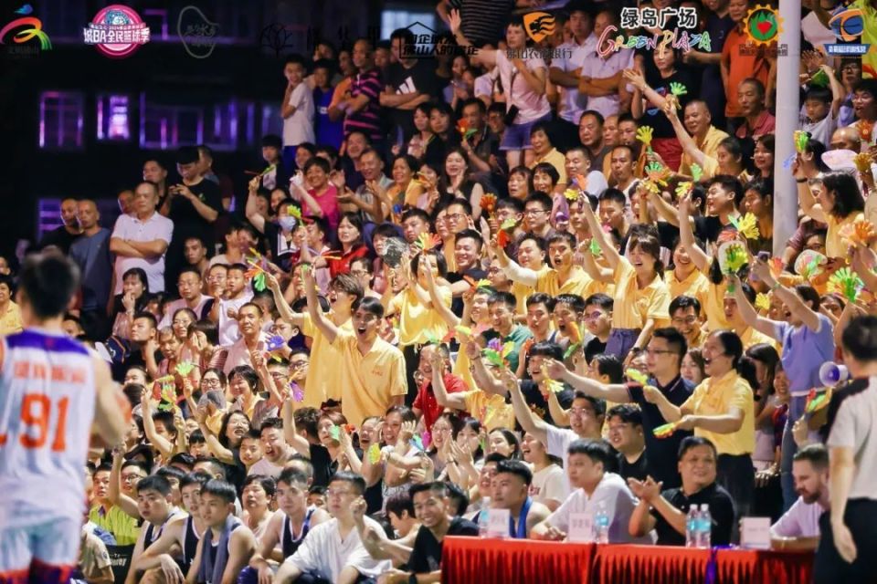 赛地聚焦——NBA常规赛集结日热度飙升，广厦男篮更衣室发声，媒体盛赞，临场指挥获称赞的简单介绍