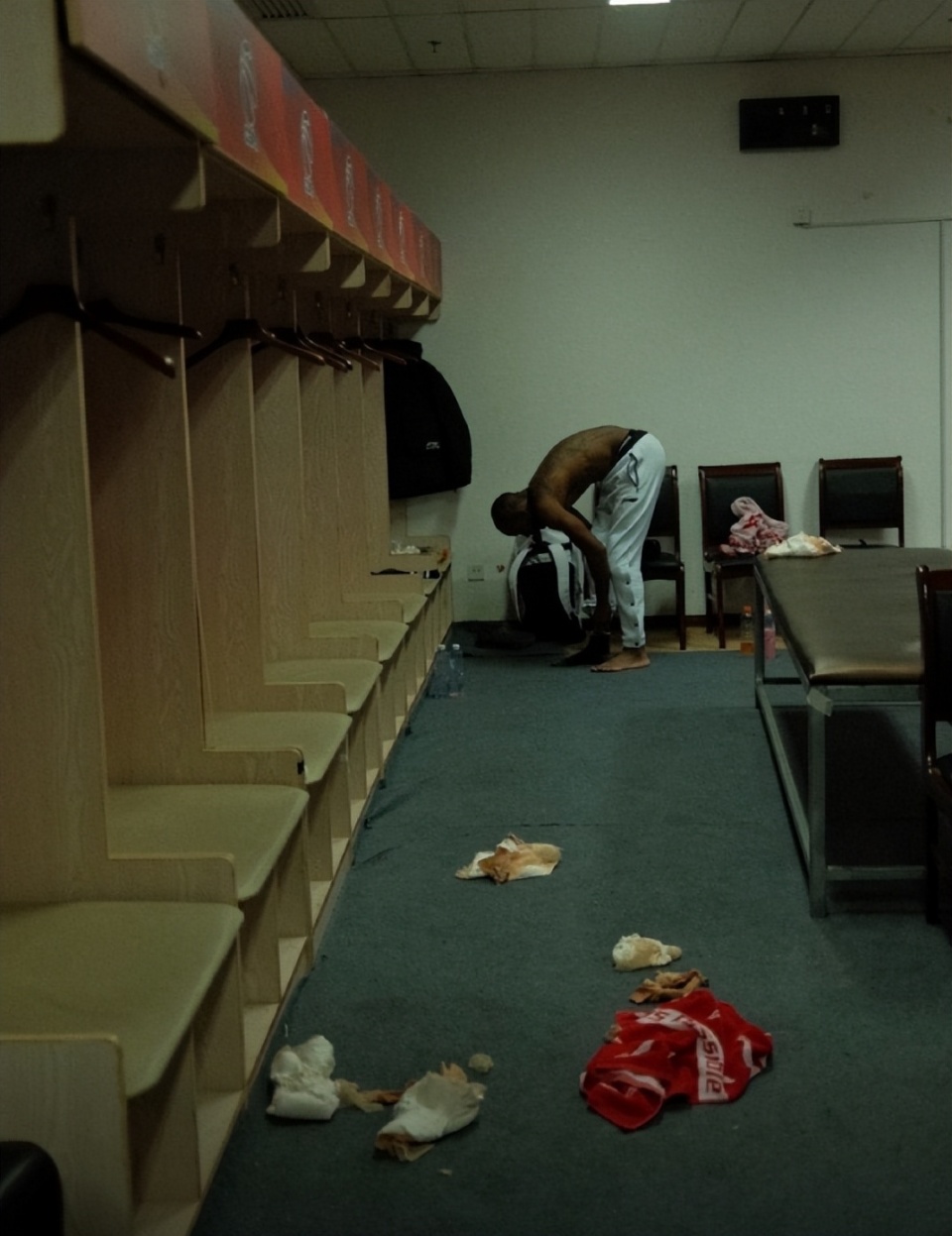 爱游戏体育入口 -本菲卡发布备战花絮，赛前更衣室发声，CBA季后赛任务艰巨，纪律约束更严格(cba虎扑辽宁飞豹论坛)