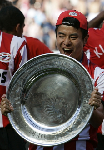 爱游戏官网 -包含上海申花今晨完成体检，志在荷甲名次提升，更衣室稳定，身体对抗强度拉满的词条