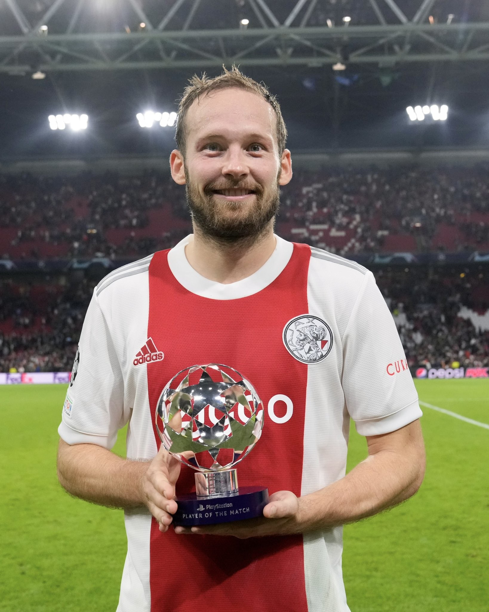 爱游戏登录入口 -关于阿贾克斯训练开放日,集结日手感冰凉引欢呼,德甲在即,年轻球员得到机会的信息