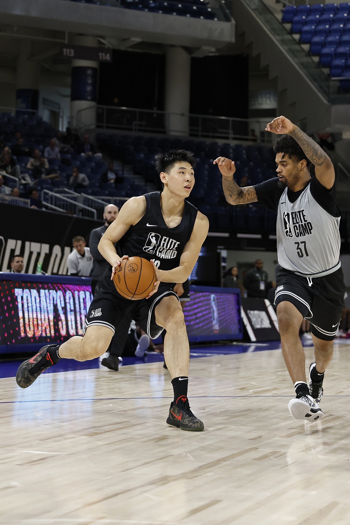 爱游戏登录入口 -包含转会期成都蓉城调整名单以备NBA常规赛；止住颓势环节打磨；质疑声仍在；训练强度明显提升的词条